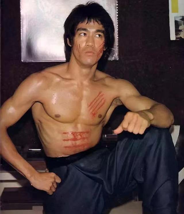 李小龍是功夫“一代宗師”，粵強陶瓷做瓷磚“一代宗師”